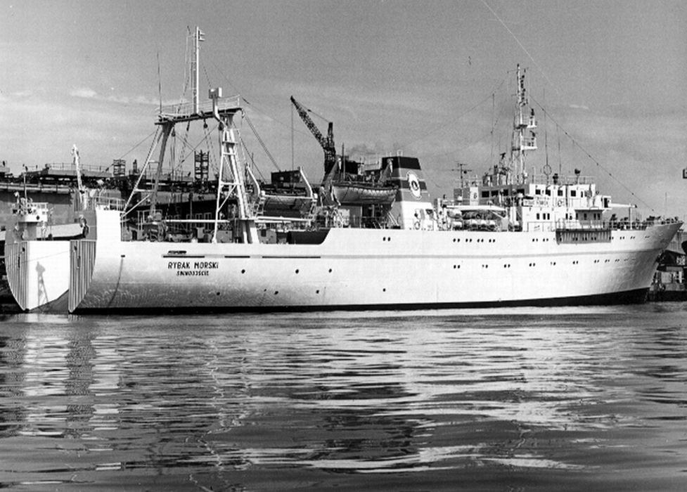 Trawler - przetwórnia typu B89 RYBAK MORSKI, o nośności 1400 t.